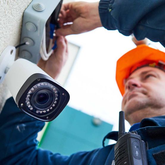 Técnico con CCTV